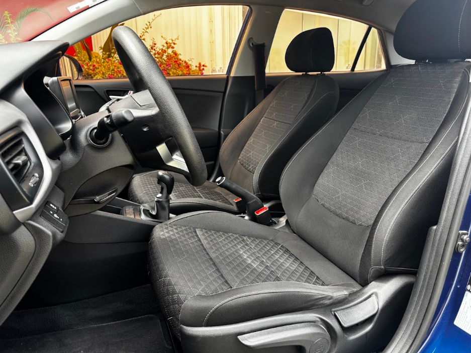 KIA Rio Lateral derecho 7